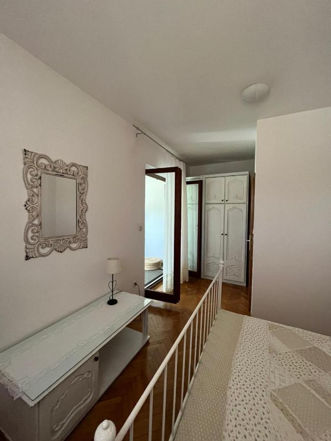Apartment With Swimming Pool Jelsa  Exteriér fotografie