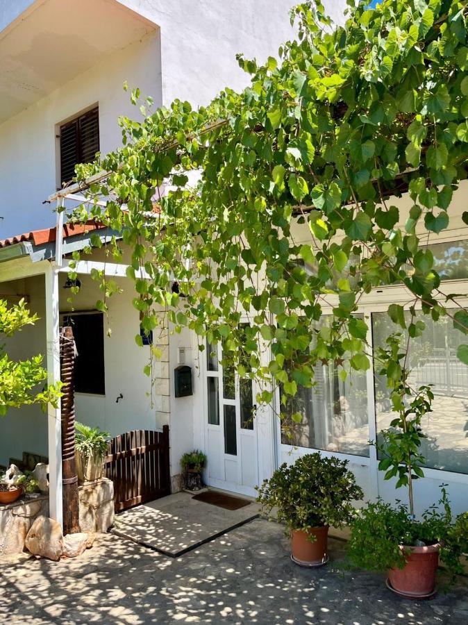 Apartment With Swimming Pool Jelsa  Exteriér fotografie
